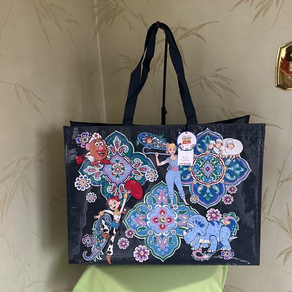 VERA BRADLEY DISNEY PIXAR TOY STORY MARKET TOTE:NWT ANDY'S ROOM - Picture 6 of 13